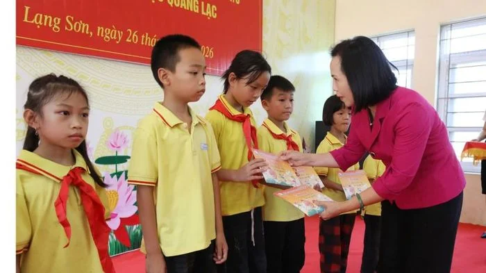 Đồng chí Đoàn Thị Hậu, Phó Bí thư Thường trực Tỉnh ủy, Chủ tịch HĐND tỉnh thăm, tặng quà Tết Thiếu nhi tại Trường Tiểu học Quảng Lạc