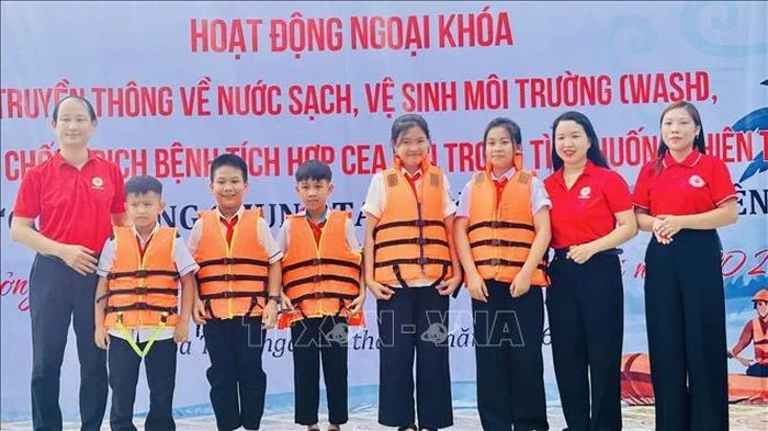 Trang bị kỹ năng ứng phó thiên tai và phòng chống dịch bệnh cho học sinh