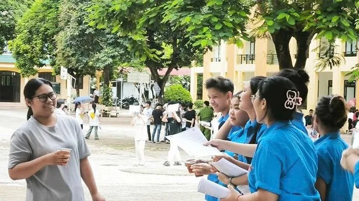Sắc áo xanh tiếp sức mùa thi