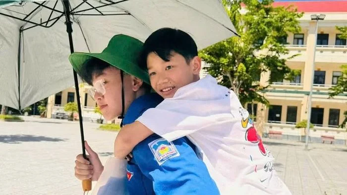 Thanh niên tình nguyện hỗ trợ sĩ tử vào lớp 10 giữa 'chảo lửa' Hà Tĩnh