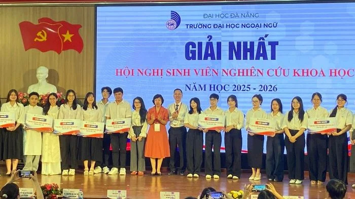 Trao thưởng gần 50 đề tài nghiên cứu khoa học của sinh viên Trường Đại học Ngoại ngữ Đà Nẵng