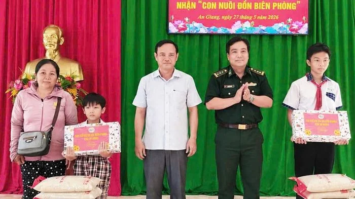 Tư lệnh Bộ đội Biên phòng nhận 'Con nuôi Đồn Biên phòng' tại An Giang