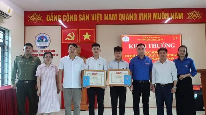 Trao Huy hiệu 'Tuổi trẻ dũng cảm' cho 2 học sinh cứu người trên sông Con