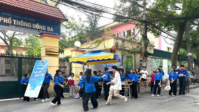 Cận giờ thi Ngữ văn vào lớp 10, nhiều thí sinh cuống cuồng chạy vào điểm thi