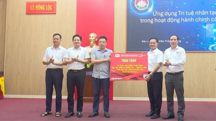 Trao 180 suất học bổng toàn phần cho học sinh Hà Tĩnh