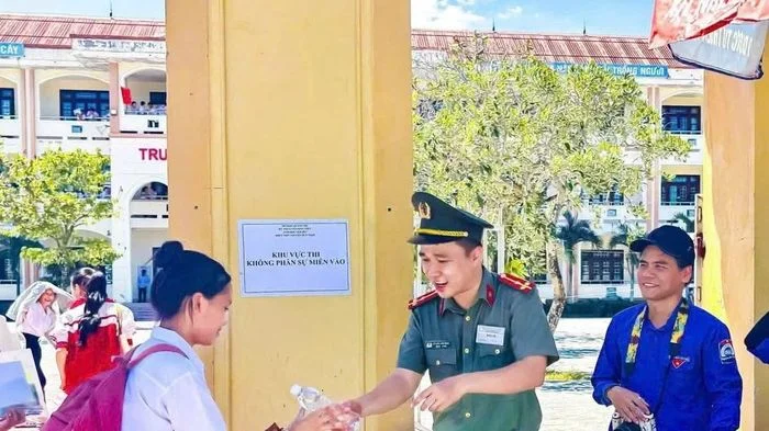 Công an dùng xe chuyên dụng hỗ trợ thí sinh đến điểm thi kịp giờ