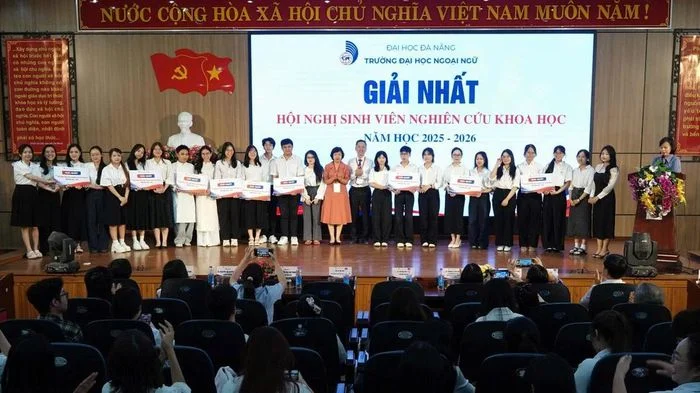 Trường ĐH Ngoại ngữ Đà Nẵng trao thưởng cho gần 50 đề tài SV nghiên cứu khoa học