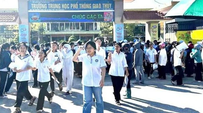 Mùa thi vào lớp 10: Con cần một mái nhà bao dung