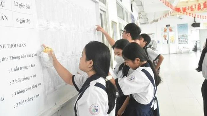 Hình ảnh thí sinh TPHCM hồi hộp làm thủ tục dự thi lớp 10: Kỳ thi quy mô lớn chưa từng có