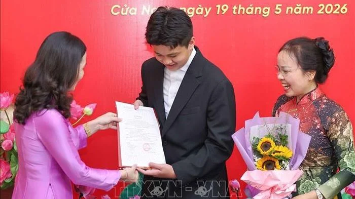 Kết nạp Đảng cho học sinh - bước chuẩn bị nguồn cán bộ trẻ cho tương lai