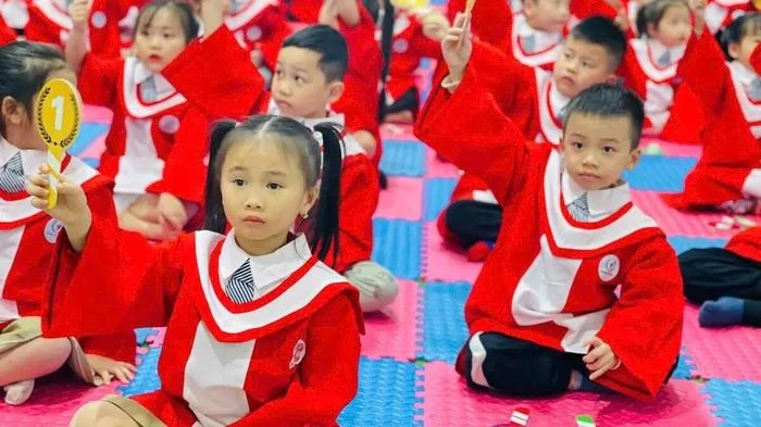 Háo hức lên lớp 1, nhiều trẻ ngơ ngác khi bị đưa trở lại mầm non học hè