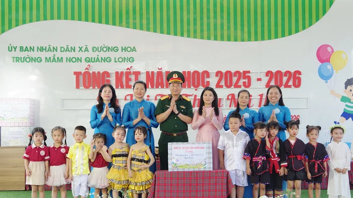 Bộ CHQS tỉnh Quảng Ninh thăm, tặng quà thiếu nhi Trường mầm non Quảng Long