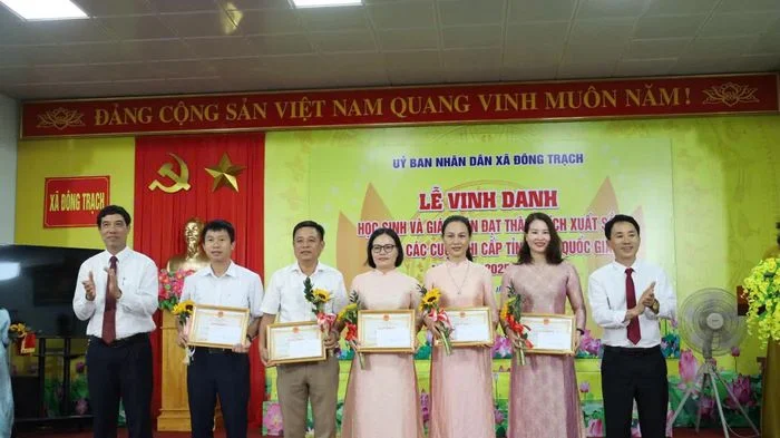 Đông Trạch tuyên dương học sinh, giáo viên đạt thành tích cao cấp tỉnh, quốc gia
