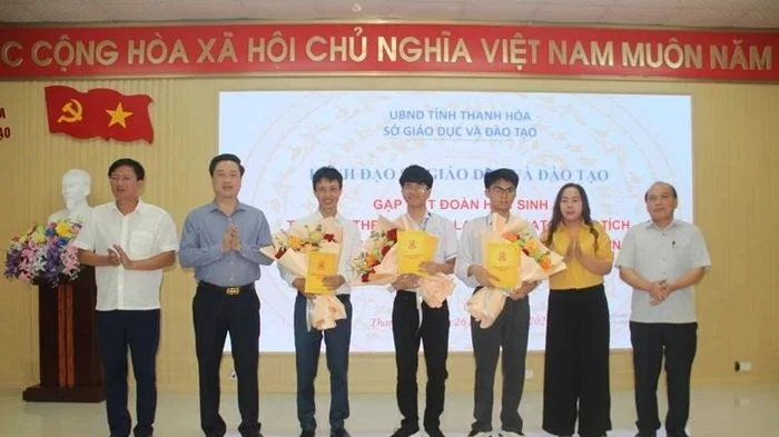 Khen thưởng 2 học sinh đoạt thành tích tại Kỳ thi Olympic Vật lí châu Á năm 2026