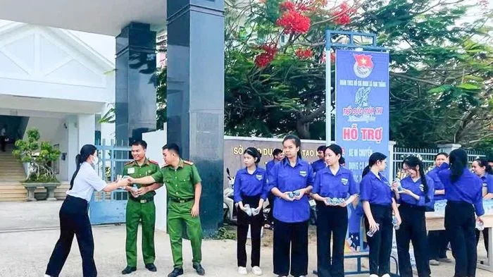 Lực lượng công an đồng hành với sĩ tử mùa thi