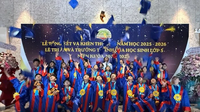 Xúc động lễ ra trường của lứa học sinh vào lớp 1 mùa COVID tại TP.HCM