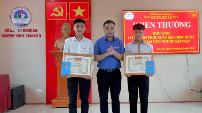 Tặng Huy hiệu 'Tuổi trẻ dũng cảm' cho hai nam sinh lao xuống sông cứu người