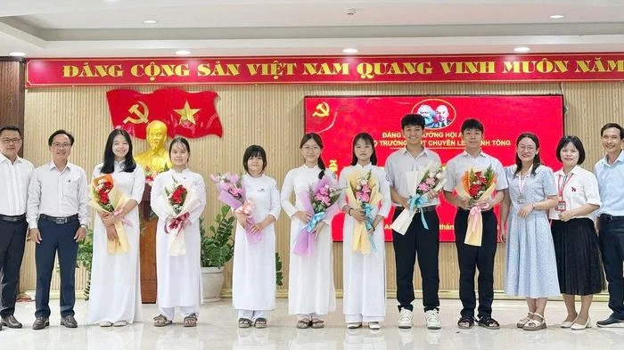 Chi bộ Trường THPT chuyên Lê Thánh Tông kết nạp Đảng cho 18 học sinh