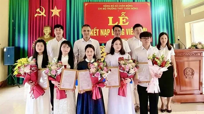 Học Bác vun đắp sự nghiệp 'trồng người'