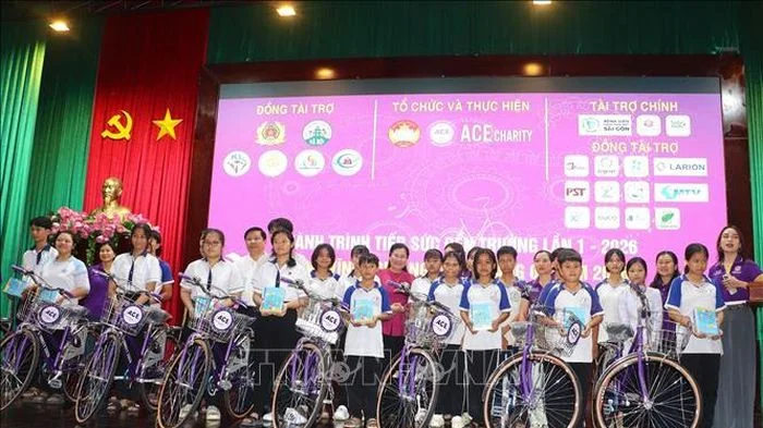 Trao tặng 300 xe đạp cho học sinh khó khăn