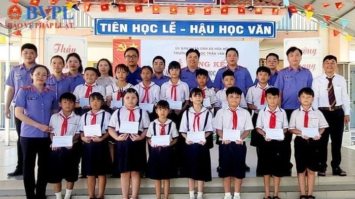 Màu áo thiên thanh mang yêu thương đến vùng biên