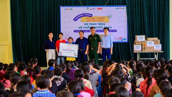 Mang nước sạch đến cho học sinh vùng cao