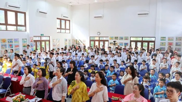 Khoảnh khắc bế giảng nhiều cảm xúc tại các trường học