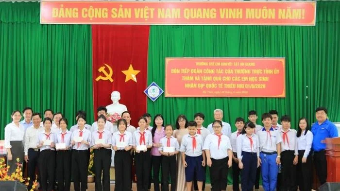 Thường trực Tỉnh ủy An Giang thăm, tặng quà thiếu nhi có hoàn cảnh khó khăn