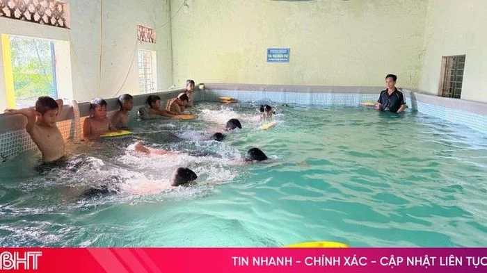 Những lớp dạy bơi '0 đồng' cho trẻ em nghèo