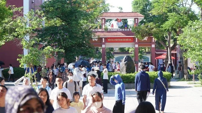 Nắng nóng đỉnh điểm, thí sinh thi vào lớp 10 ở Nghệ An đông nhất từ trước đến nay