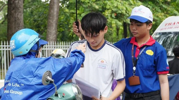 TPHCM: Hơn 142.000 thí sinh 'đội mưa' đến trường làm thủ tục dự thi tốt nghiệp THPT