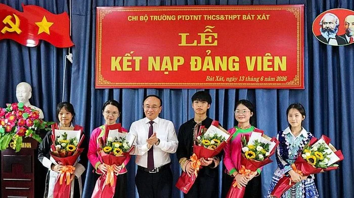 5 học sinh Trường Phổ thông DTNT THCS và THPT Bát Xát được kết nạp đảng
