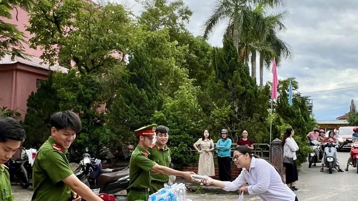 Tuổi trẻ Công an tỉnh ra quân 63 đội hình tình nguyện 'Tiếp sức mùa thi'
