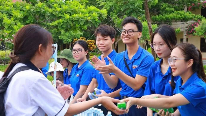 Tiếp sức hơn 41.100 sĩ tử Lâm Đồng trong ngày thi đầu tiên
