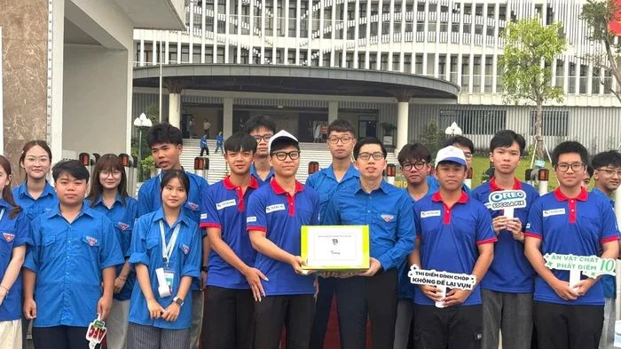 'Áo xanh' Đất Tổ tiếp sức sĩ tử thi tốt nghiệp THPT