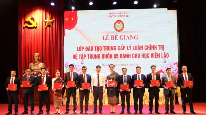 Cấp bằng Trung cấp lý luận chính trị cho 25 học viên Lào