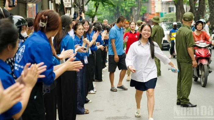 [Ảnh] Kỳ thi tốt nghiệp trung học phổ thông năm 2026: Nhiều cung bậc cảm xúc trong 2 ngày thi quan trọng