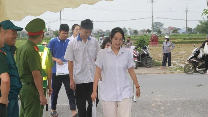 Thi tốt nghiệp THPT 2026: Thí sinh bắt đầu làm bài thi môn Toán