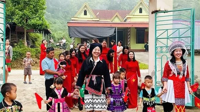 Thu Cúc chăm lo cho sự nghiệp giáo dục