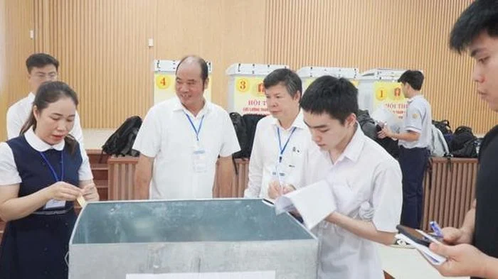 Huế bố trí điểm giữ điện thoại cho thí sinh, 100% học sinh lớp 12 dự thi môn Ngữ văn