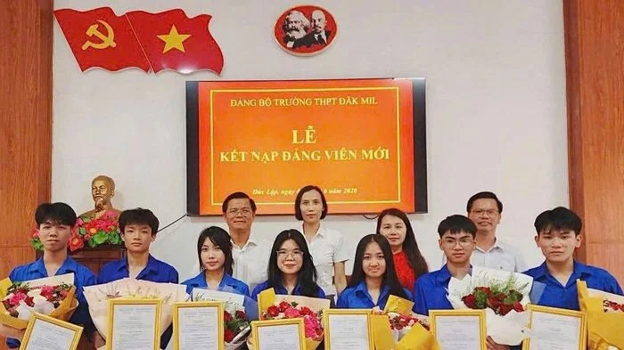 Ươm những 'hạt giống đỏ' từ ghế nhà trường