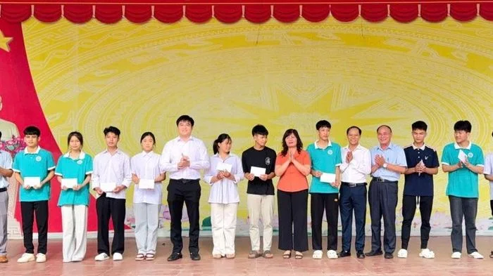 Phường Thục Phán tặng quà, động viên học sinh có hoàn cảnh khó khăn tham gia Kỳ thi tốt nghiệp THPT năm 2026