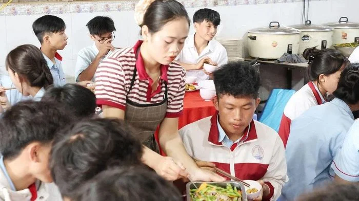 Ấm lòng 'Bữa cơm 0 đồng' cho sĩ tử vùng sâu, vùng xa
