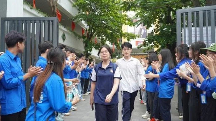 Những người đồng hành cùng sĩ tử ngoài cổng trường thi