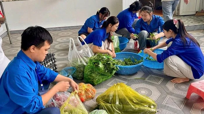 'Áo xanh' vào bếp nấu những bữa cơm nghĩa tình cho sĩ tử