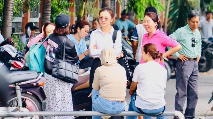 TPHCM: Xúc động mẹ đơn thân sát cánh bên con trong kỳ thi tuyển vào lớp 10