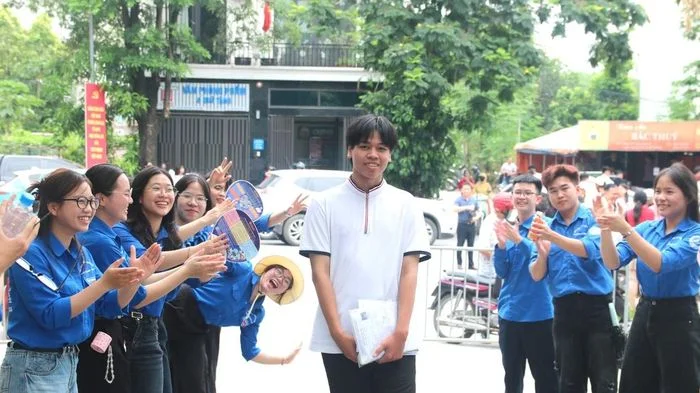 Đề Ngữ văn tốt nghiệp THPT gây bất ngờ, khó 'mưa' điểm 9