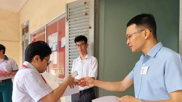 Thời tiết mát mẻ, thí sinh TP Hồ Chí Minh vui vẻ bước vào môn Toán