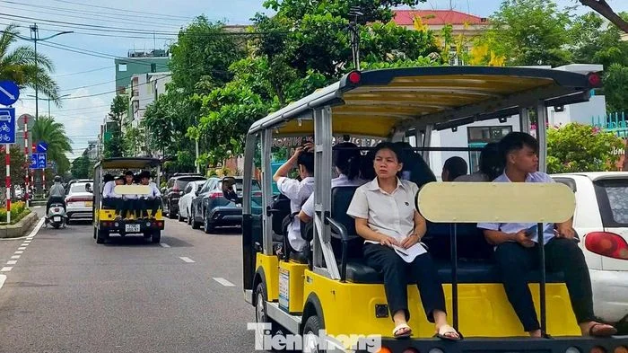 Nhà trường đặt xe điện du lịch đưa đón học sinh đi thi tốt nghiệp