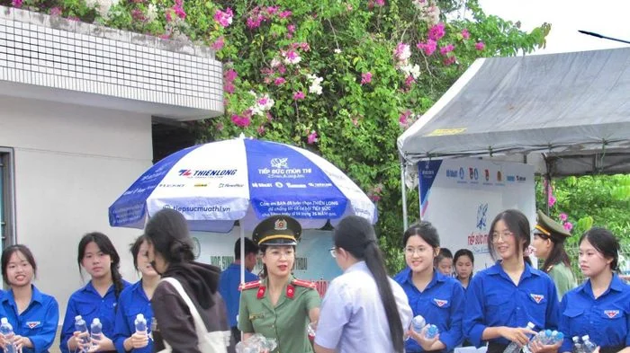 Tuổi trẻ, phụ nữ Công an thành phố Đà Nẵng đồng hành, hỗ trợ thí sinh